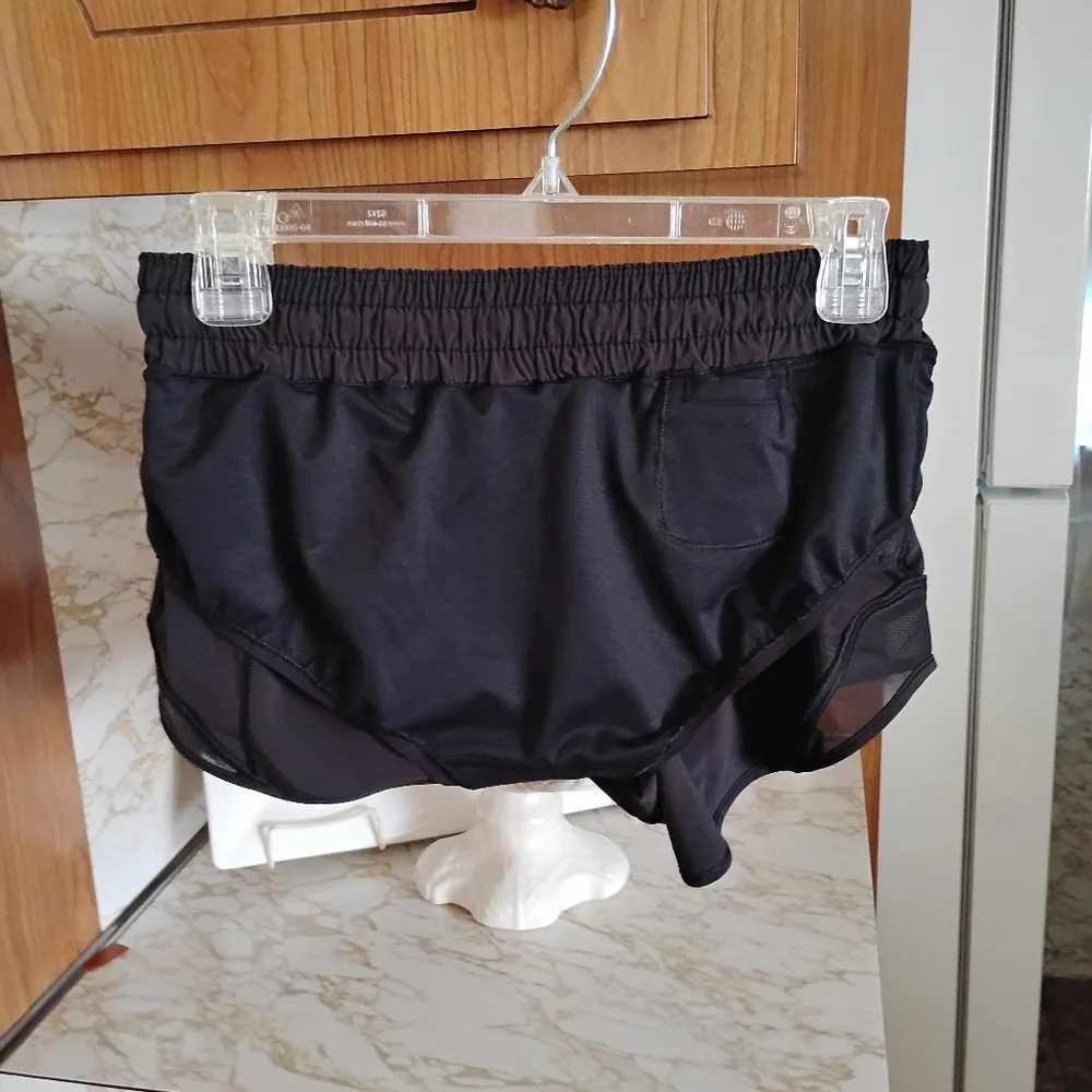 Lululemon Hotty Hot Short II *2.5", Black, Size 6 - Picture 13 of 15